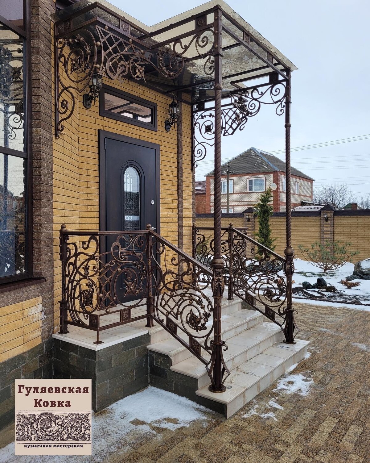 кованое крыльцо, ворота ковка, дизайн крыльца частного дома с навесом, крыльцо в частном доме, кованые козырьки над крыльцом