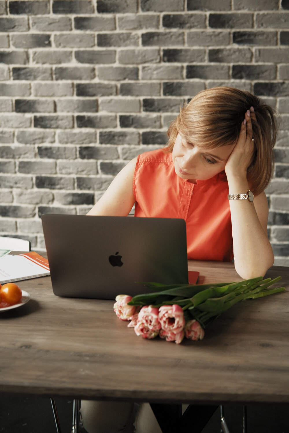 женщина, ноутбук работа, девушка за ноутбуком, стоковая фотография, person
