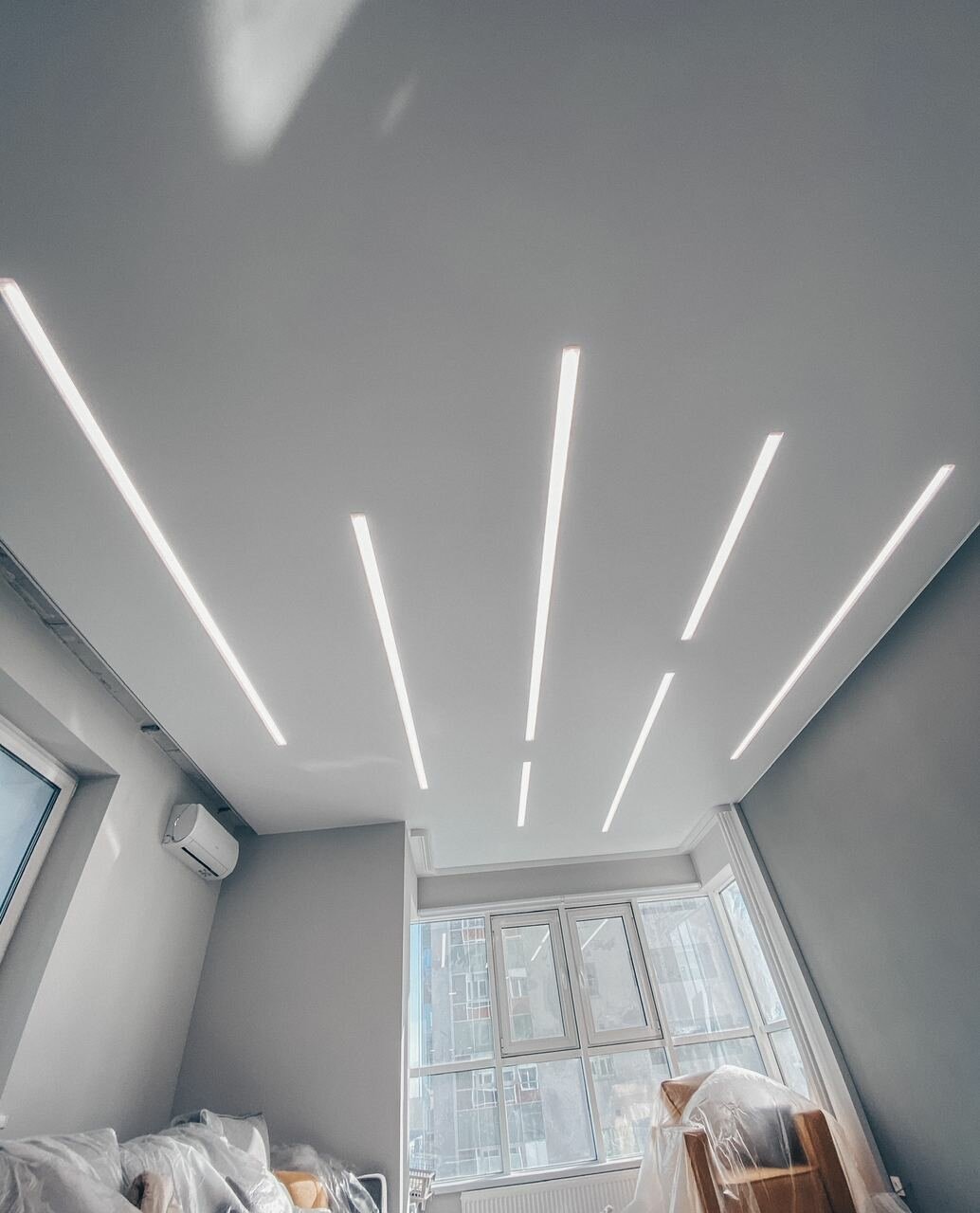 световые линии на потолке в спальне, световые линии на потолке, световые линии на потолке на кухне, световые линии на натяжном потолке, потолок