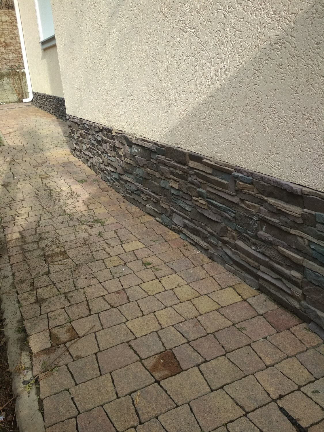 отделка цоколя и отмостки камнем, отделка цоколя декоративным камнем, отмостка лемезит, техника бетонной отделки фундамента, западающий цоколь дома