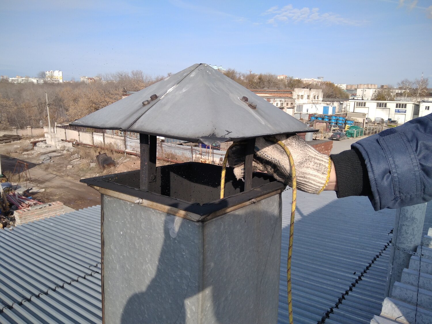 украшение оголовка для дымохода, на крыше, зонтик на кирпичную трубу, электросирена на крыше, зонт на крыше дома
