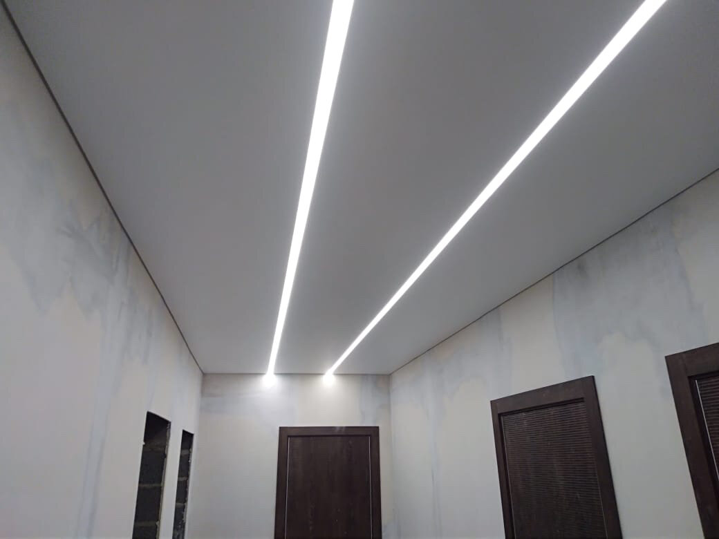 световые линии в натяжном потолке, потолок со световыми линиями, световые линии, парящий потолок, парящие линии на натяжном потолке