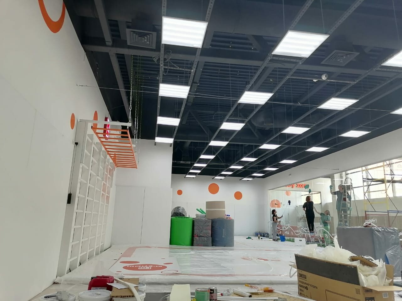 подвесные потолки для промышленных помещений, потолочные системы, потолок армстронг, помещение, светодиодные светильники