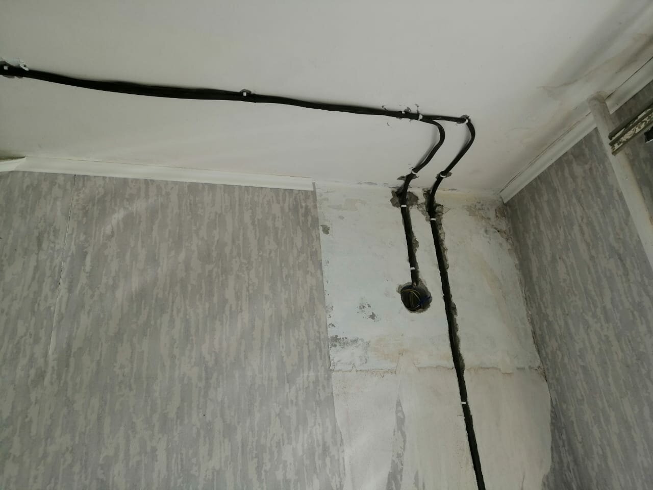 прокладка электропроводки в панельном доме, замена электропроводки в квартире, прокладка кабелей электропроводки в панельном доме, прокладка электропроводки по потолку, прокладка электропроводки в квартире