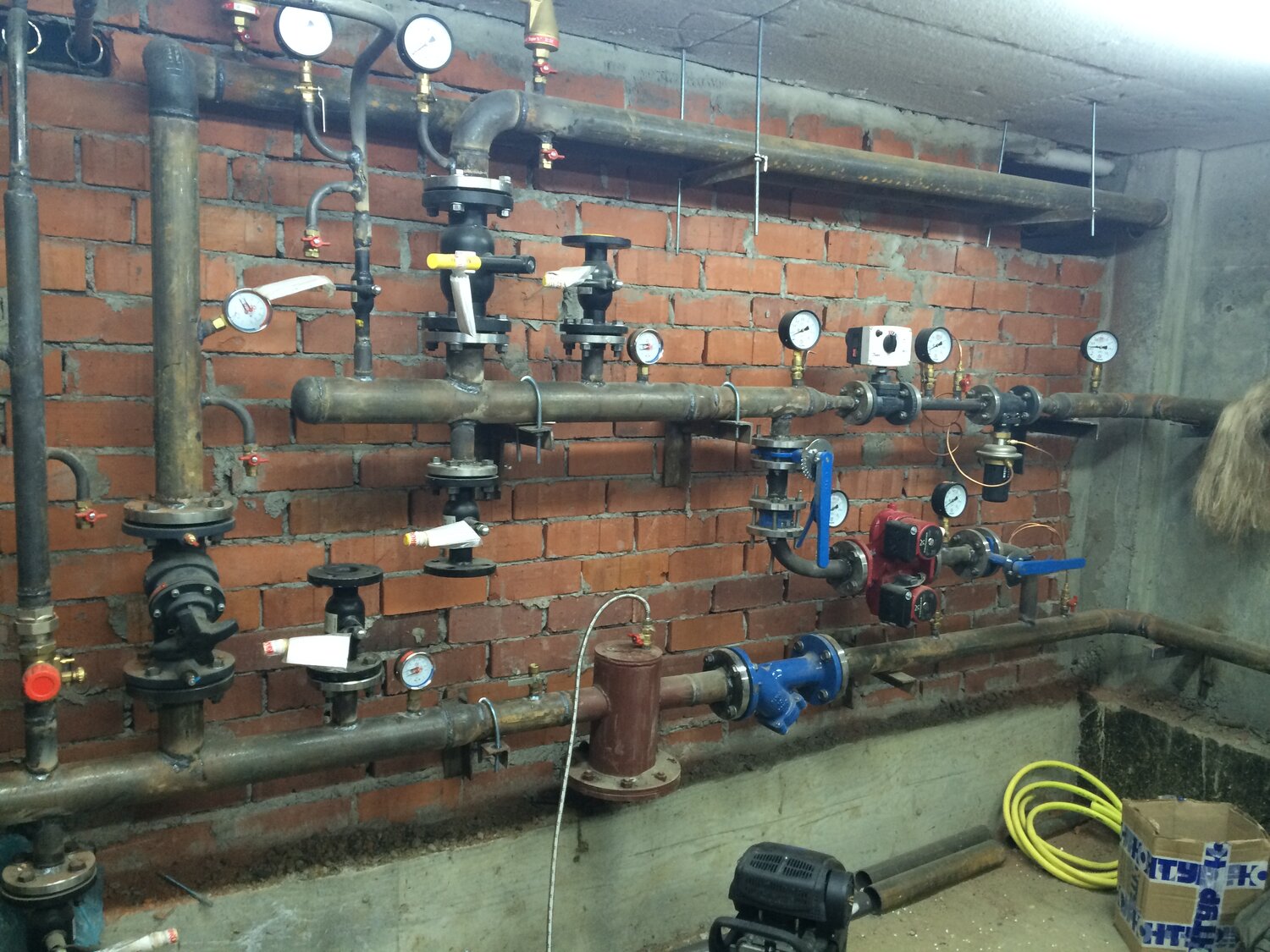 тепловой узел отопления, тепловой узел, тепловой узел в подвале, водомерный узел в итп, узел учёта тепловой энергии подвал