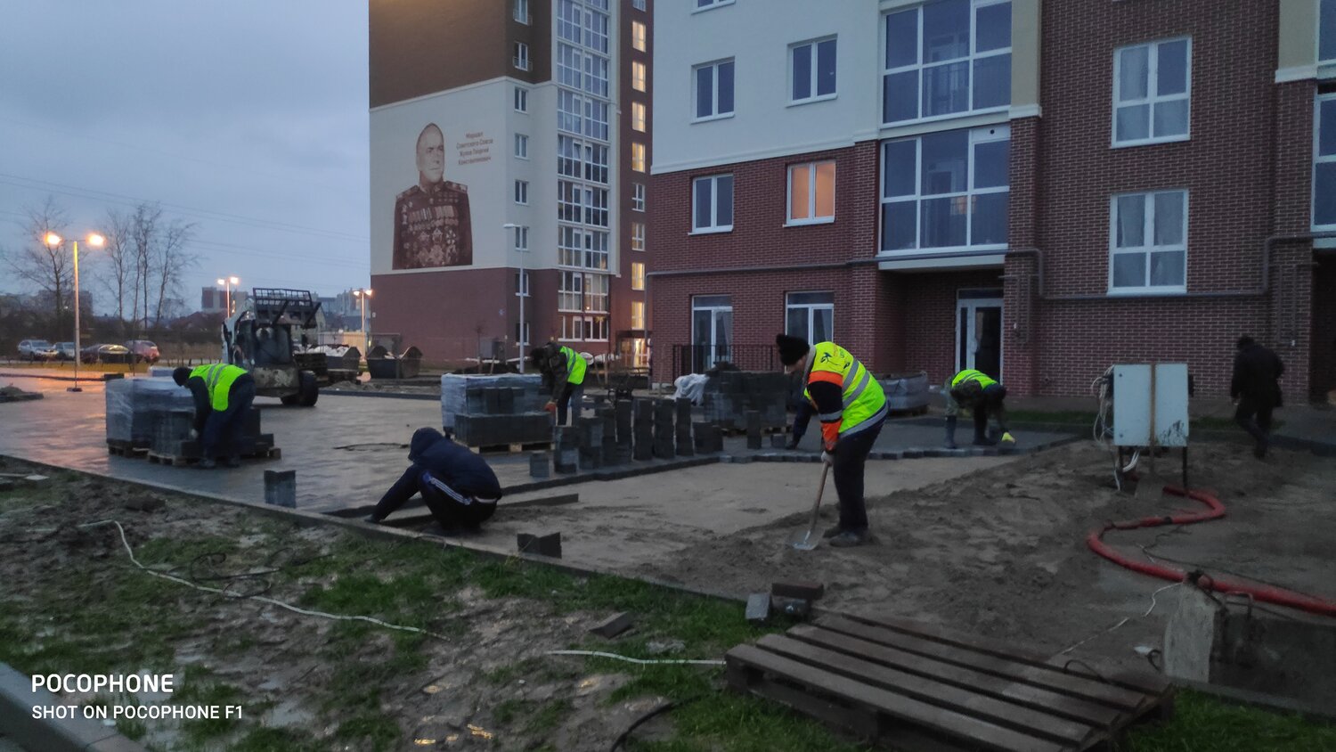 во дворе, жилой комплекс, многоквартирный дом, строительство, дворы многоэтажных домов