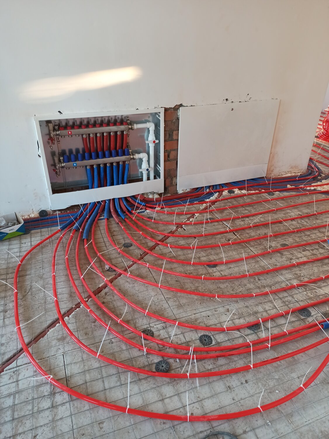 тёплый пол водяной, система тёплого пола водяного, трубы для теплого водяного пола рехау, монтаж водяного теплого пола d20, транзитные трубы теплого пола