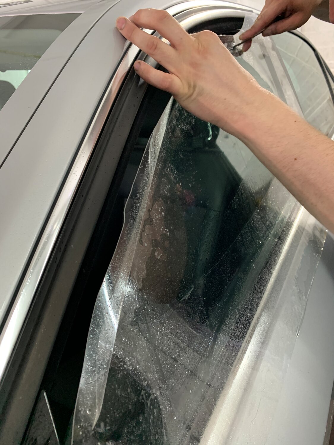 автомобиль, авто, оклейка стекол защитной пленкой, тонировка стекла автомобиля, в машине