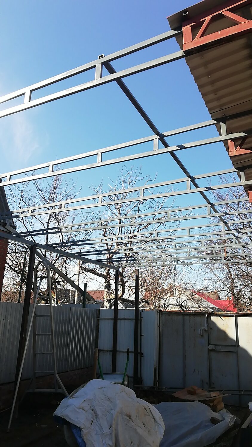 навес из арматуры, навес для винограда во дворе, навес к дому из профильной трубы, навес, металлоконструкции