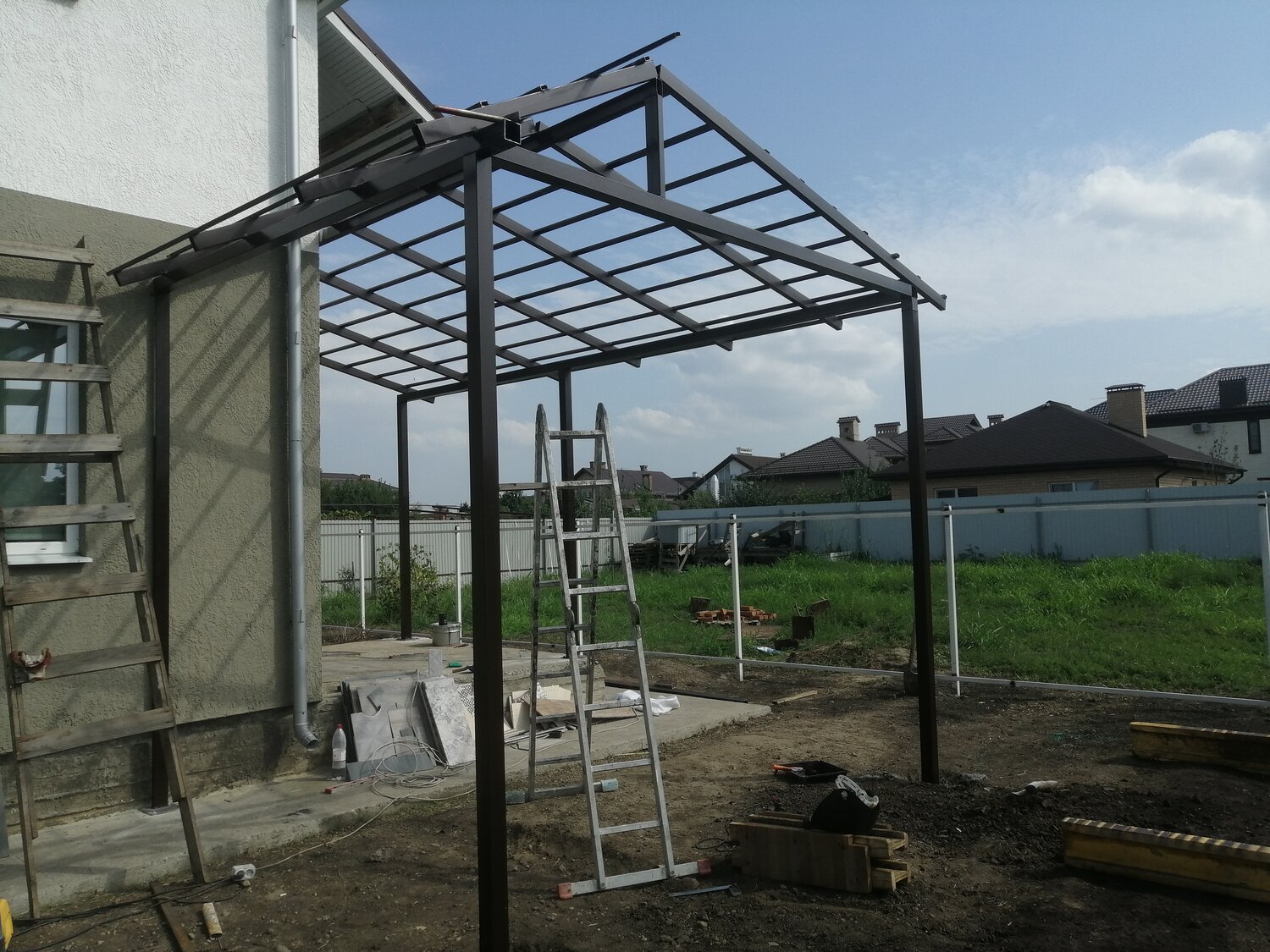 металлический каркас для навеса, навесы к дому из металлопрофиля двускатные, навес, монтаж навеса, навесы из металлопрофиля