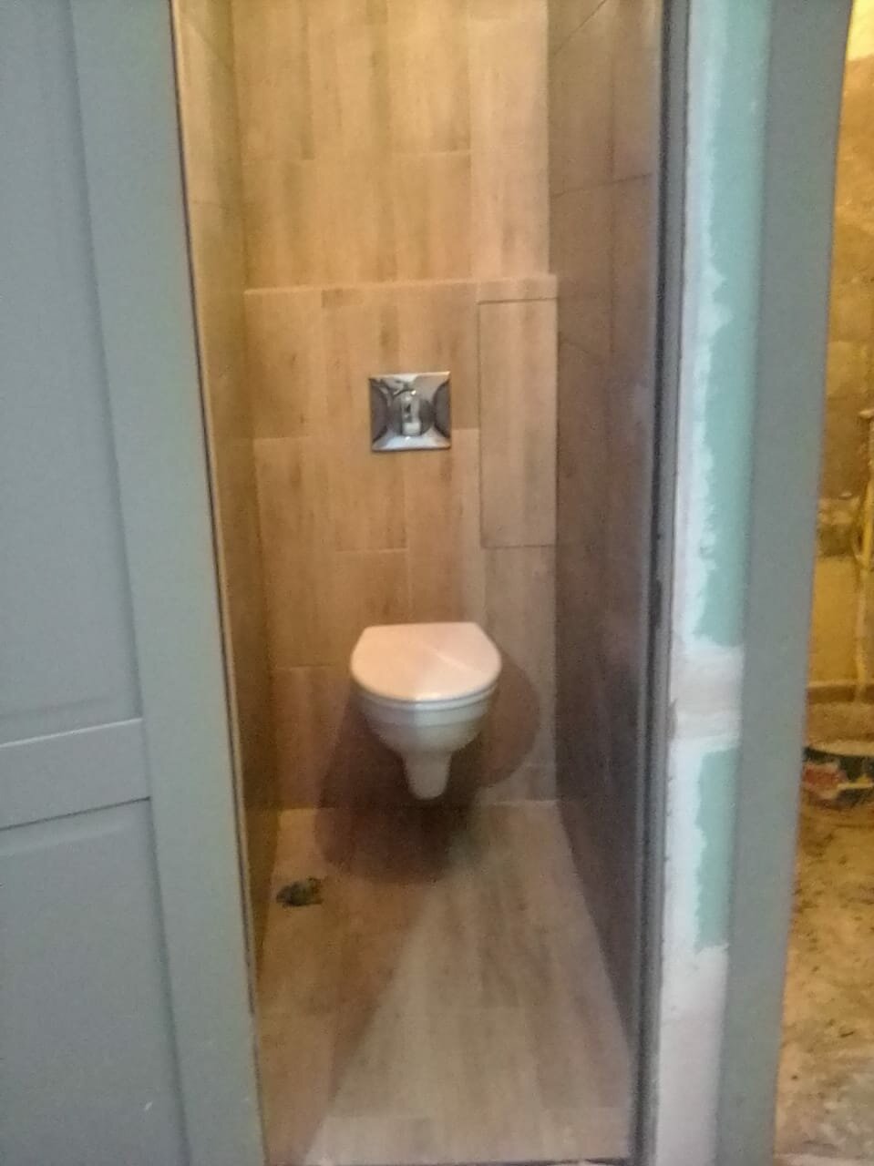 санузел, туалет, туалет с унитазом инсталляцией, отделка туалета ламинатом стены в панельном доме