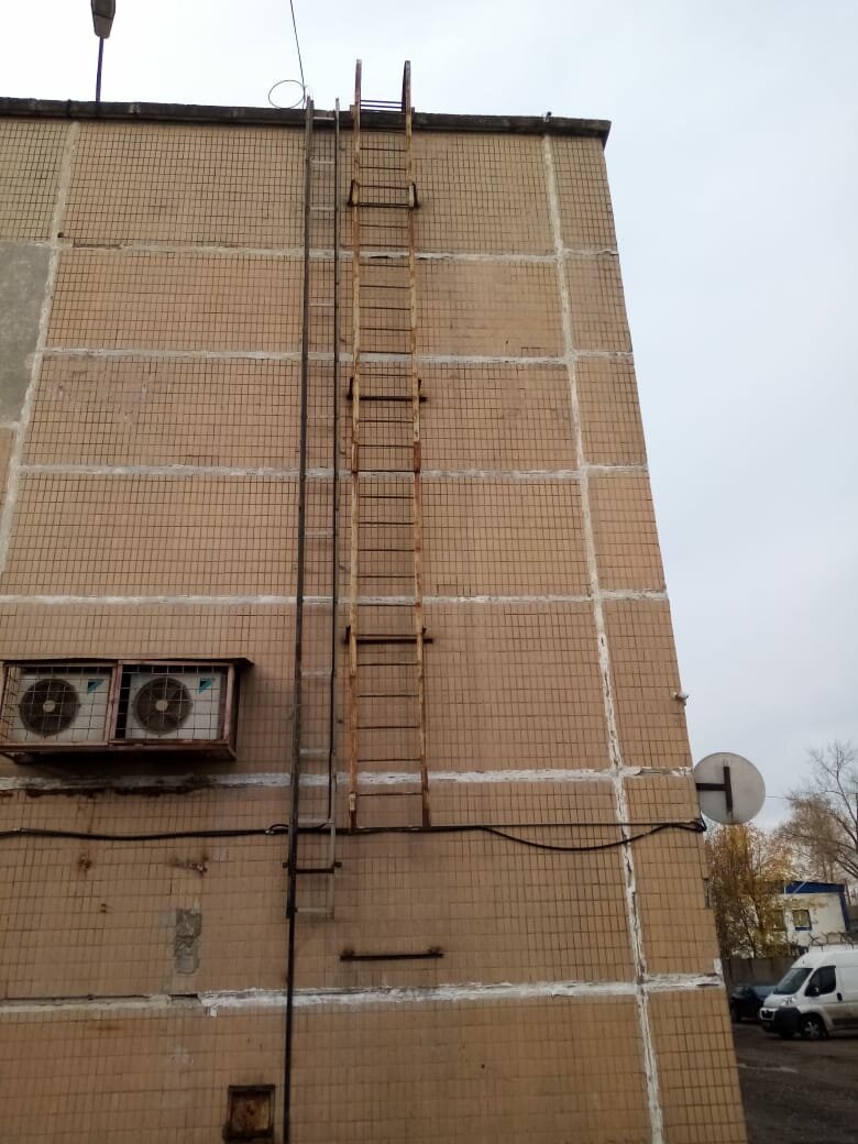 здание, дом, строительство, крепление солнечный панелей на фасад здания, воздуховод по фасаду здания