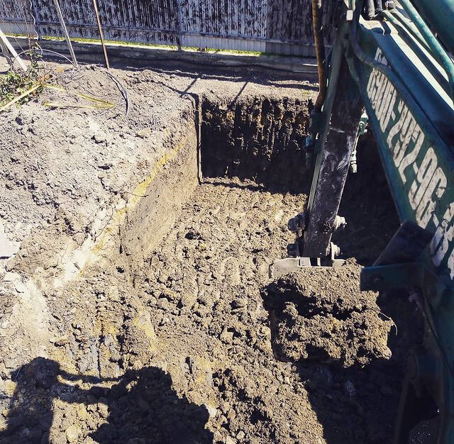 Копка котлована под фундамент