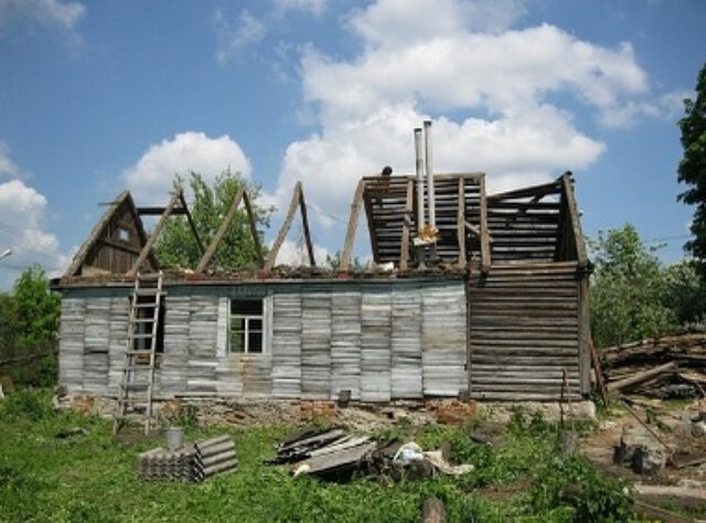 Демонтаж деревянных стен и перекрытий