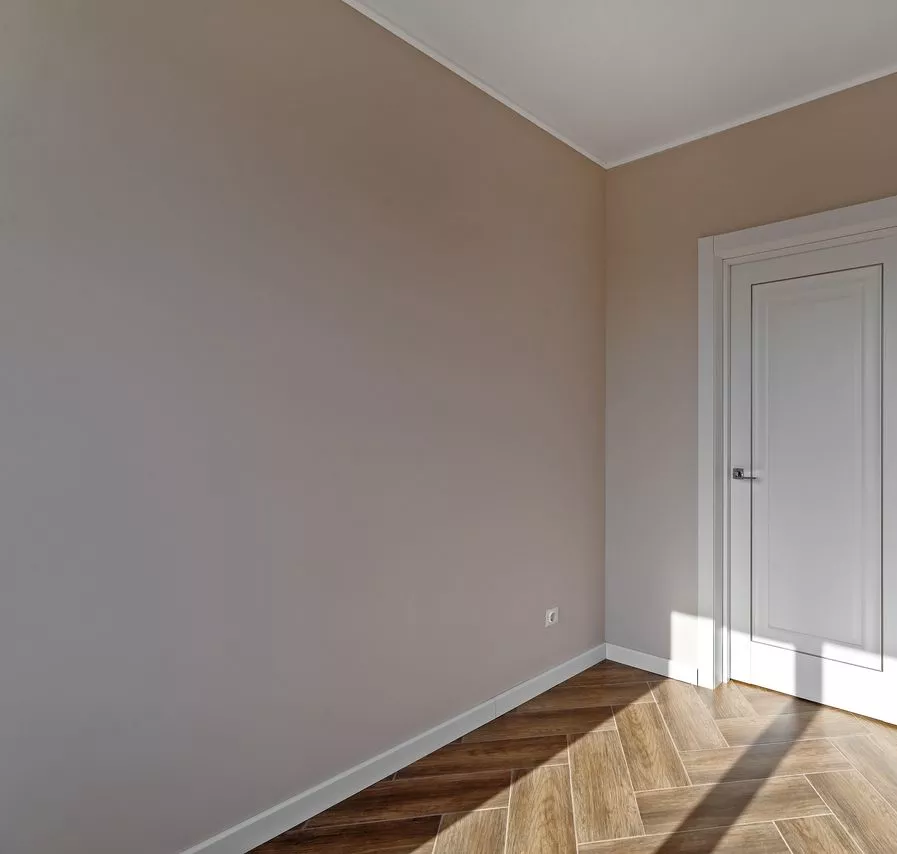квартира, плинтус в цвет стен, белый плинтус в комнате, benjamin moore 221. regal matte finish, отделка от застройщика