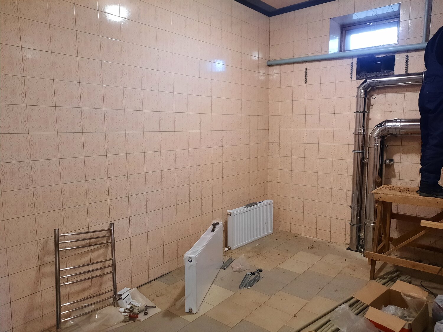 помещение, внутренняя отделка автомойки, отделочные работы в больнице, санузел в бараке, стен