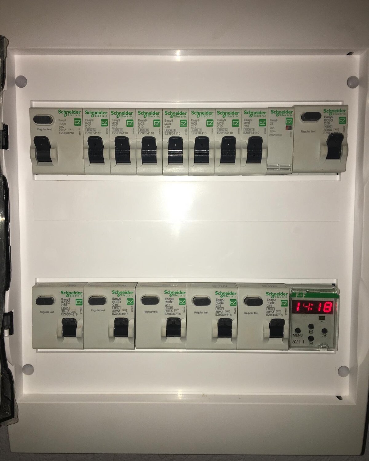 опс электрика, монтаж щита шнайдер изи 9, распределительный щит, шина с аппаратами защиты электропроводки, электромонтажные работы