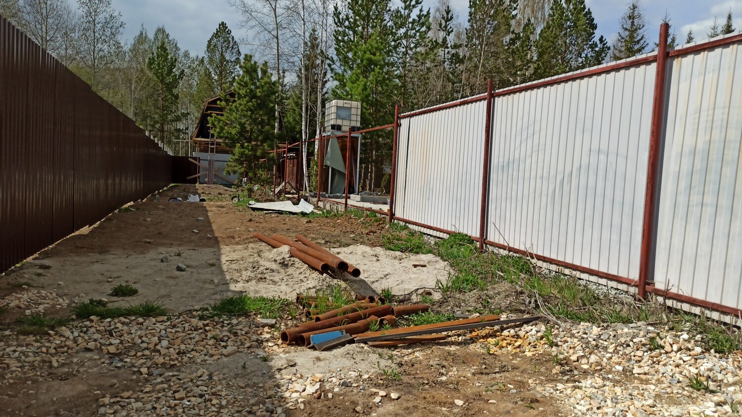 Забор из профлиста с металлическими столбами своими руками с бетоном ...