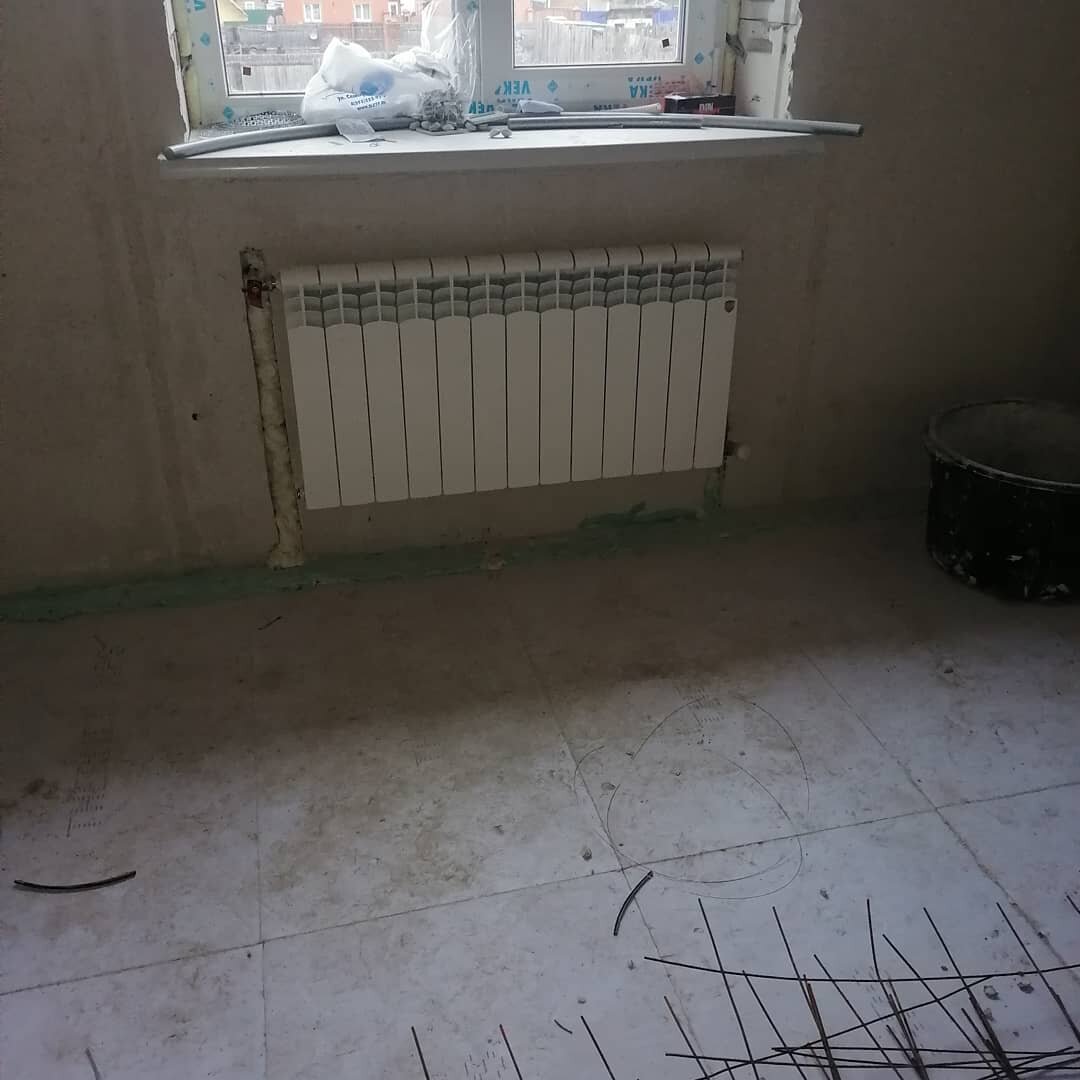 старая батарея в квартире, радиаторы отопления в хрущевке, расстановка батарей отопления, отопление, отопление в хрущевке сверху или снизу