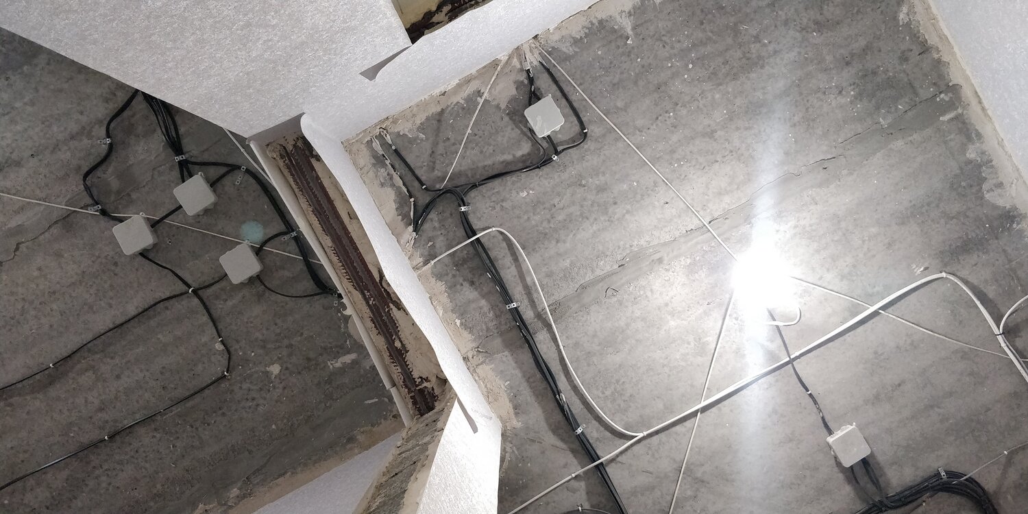 электропроводка в штробах в полу в стяжке, электрика в новостройке, соседская проводка по полу, штроба, электромонтаж