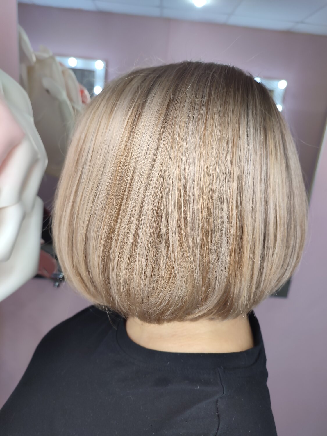 светлый русый на боб каре, каре на ножке с челкой и мелированием, каре стрижка 2021 сзади, мелирование вуаль на короткие волосы, боб каре с ровным срезом