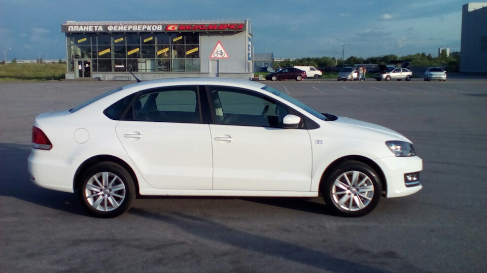 фольксваген поло 2016 белый, volkswagen polo, volkswagen polo sedan белый, автомобиль, шкода рапид белая сбоку
