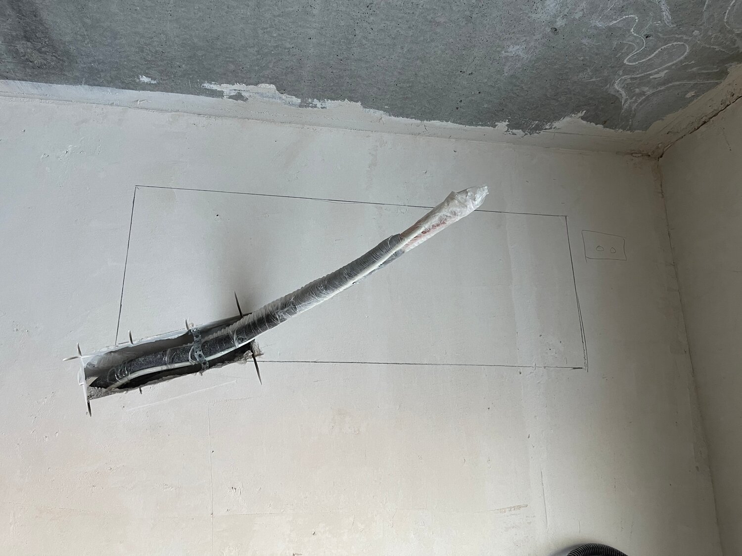 трасса под кондиционер, кондиционер, штроба, прокладка трассы для кондиционера, закладка трассы для кондиционера