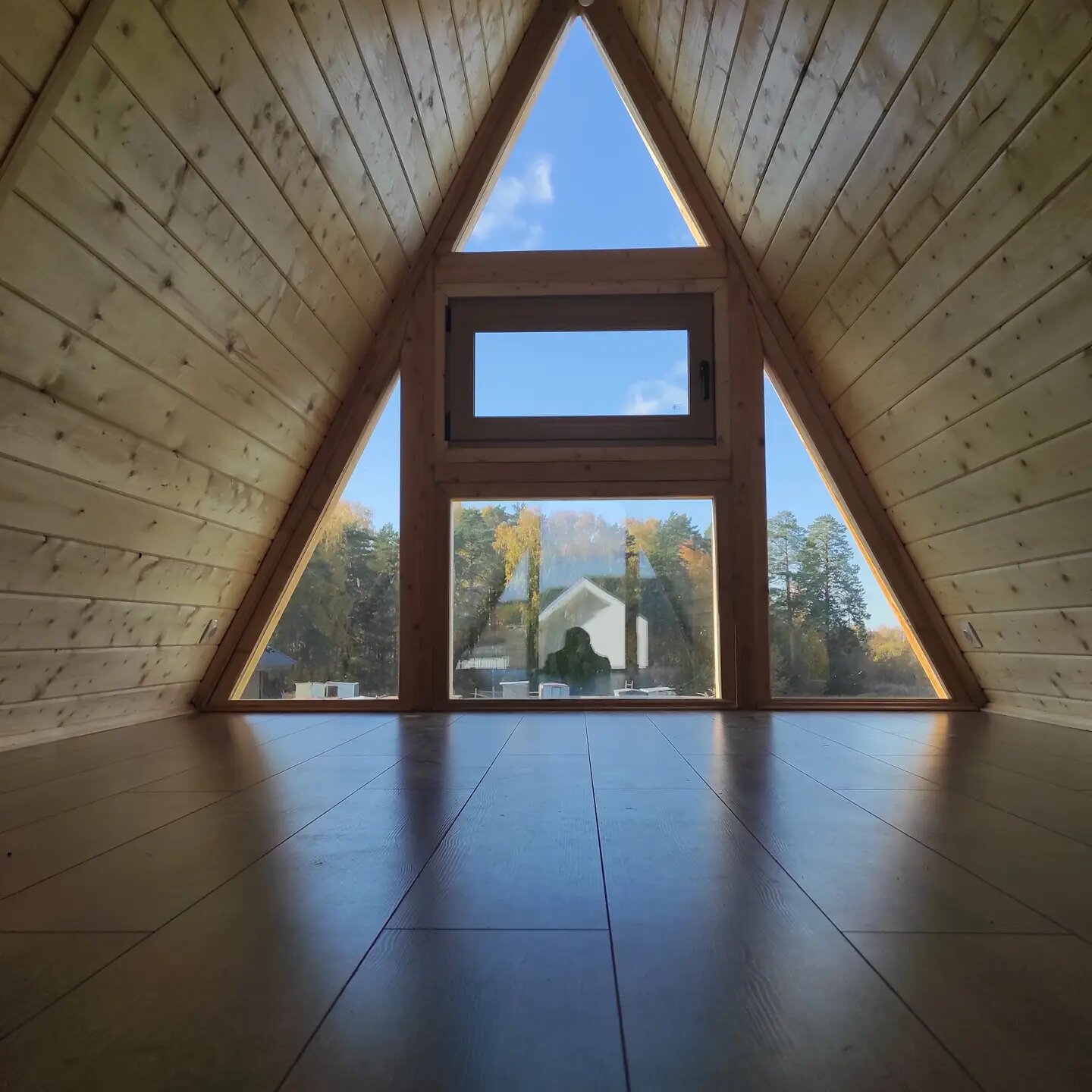 трапециевидные окна, нестандартные окна, окна пластиковые для загородного дома, треугольные окна, треугольные пластиковые окна