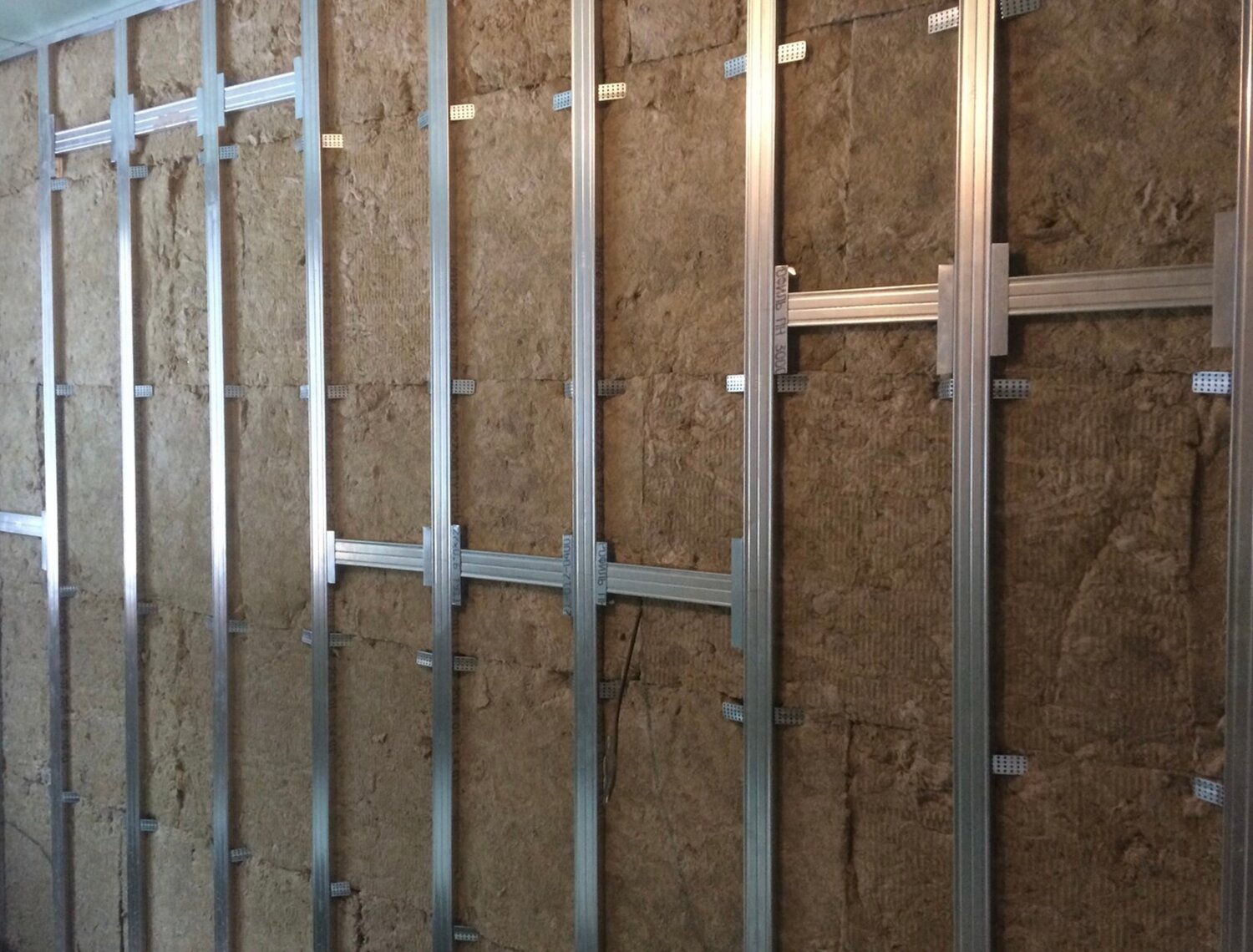 Обшивка сырых саманных стен гипсокартоном: решение проблемы влажности и кривизны