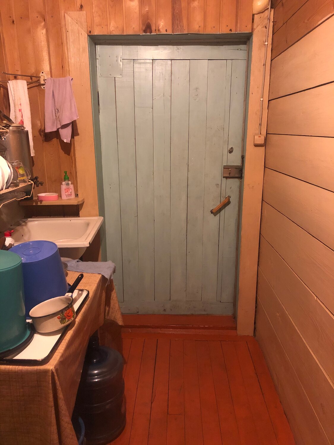 маленькая парилка и помывочная, помывочная в бане, в бане на даче, в доме, дома дачи коттеджи