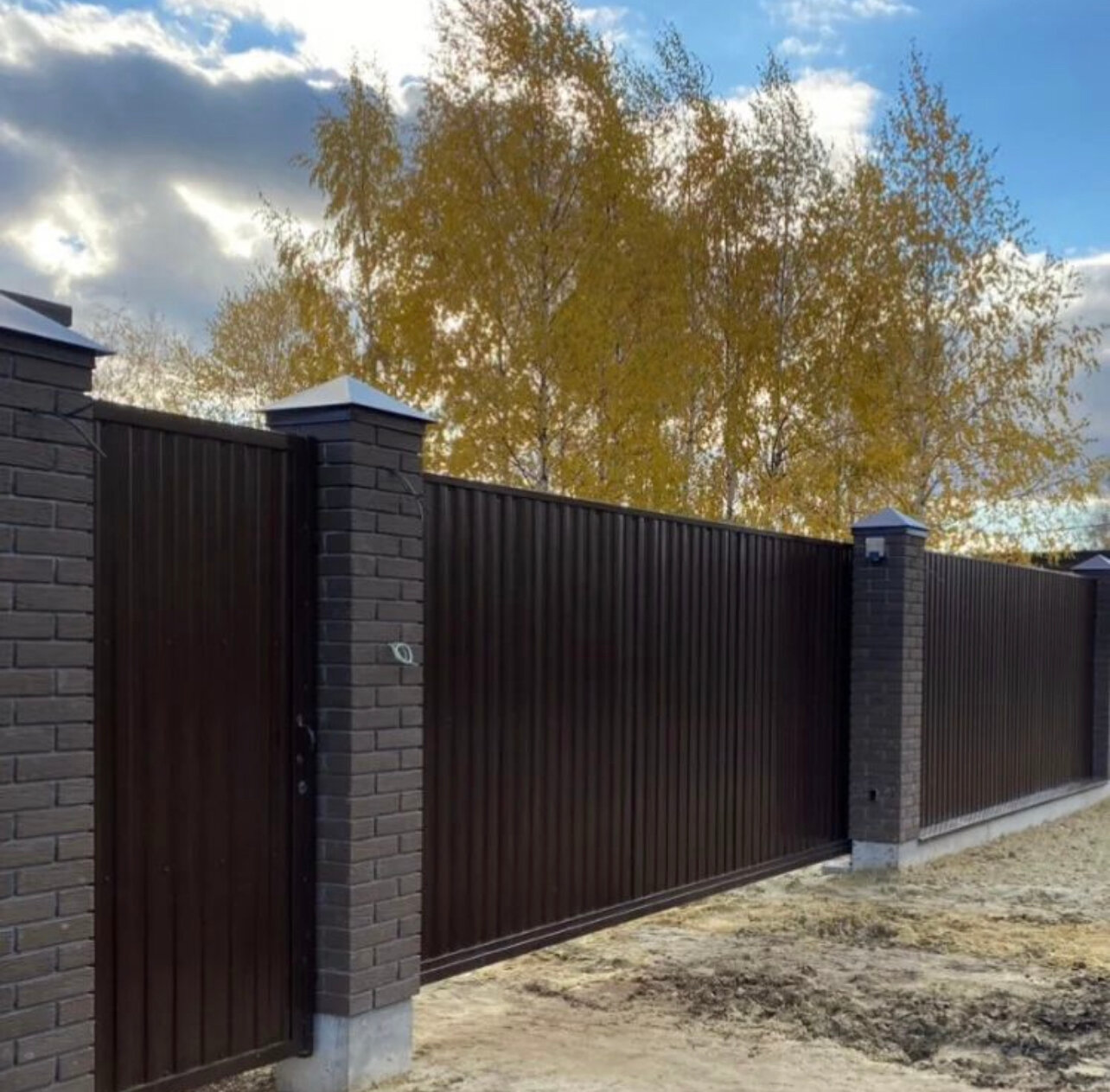 забор ворота, ворота с коричневым профнастилом, заборы для частного, калитка забора, заборы под ключ кив