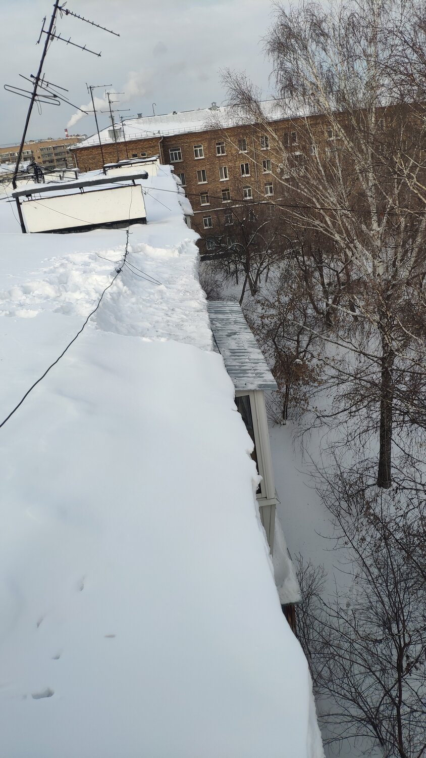 снег с крыши, снег и наледь на крыше, снег, снег на крыше дома, большие сугробы