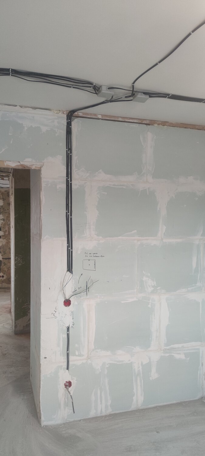 монтаж электропроводки, монтаж электропроводки в доме, монтаж электропроводки по полу, монтаж электропроводки в квартире, штробить стены под проводку в панельном доме