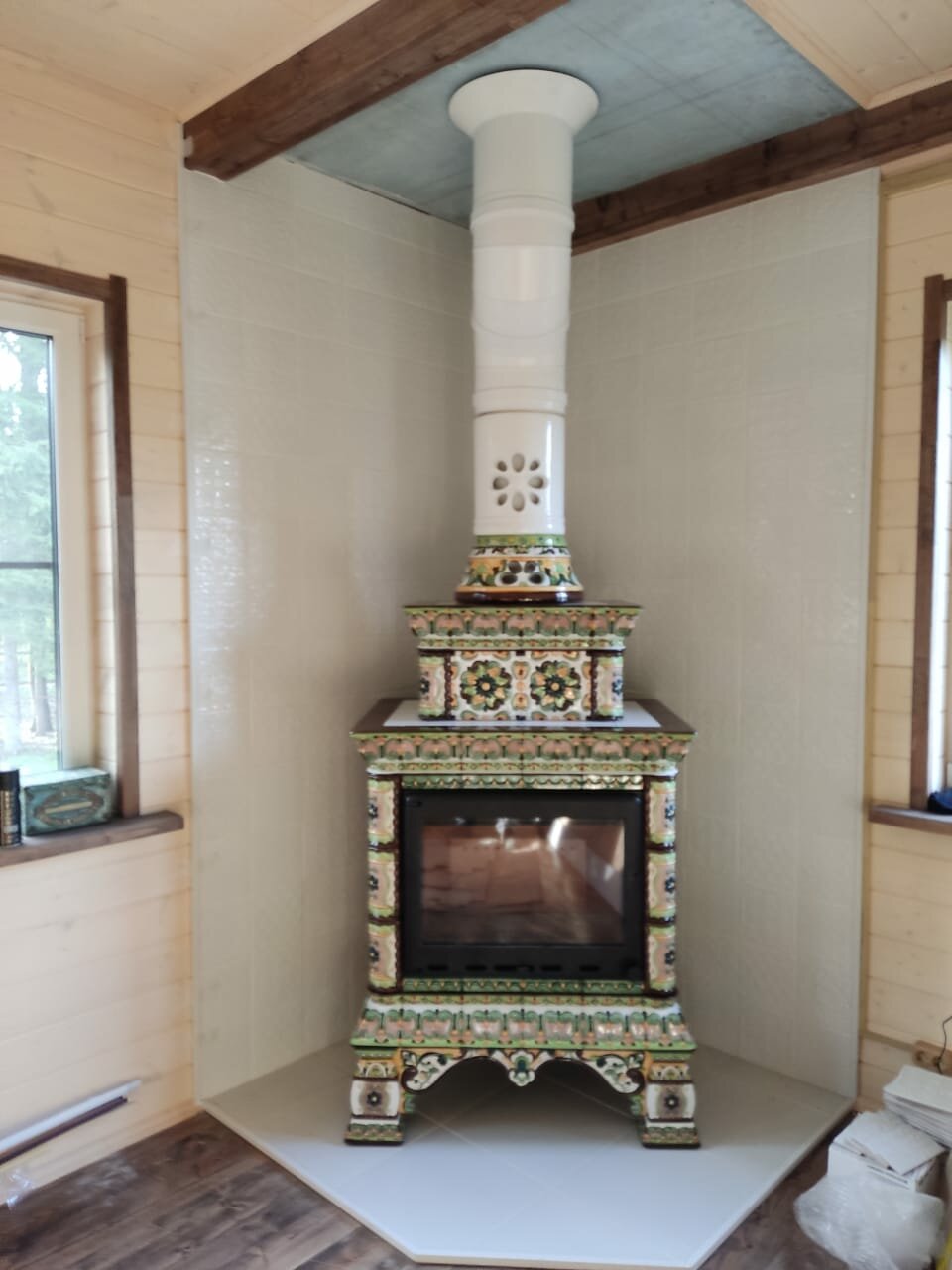 печь кострома изразцы, камины кострома изразцовые печи, русская печь с изразцами, изразцовый камин кимрпечь истра, печь изразцовая кострома в интерьере