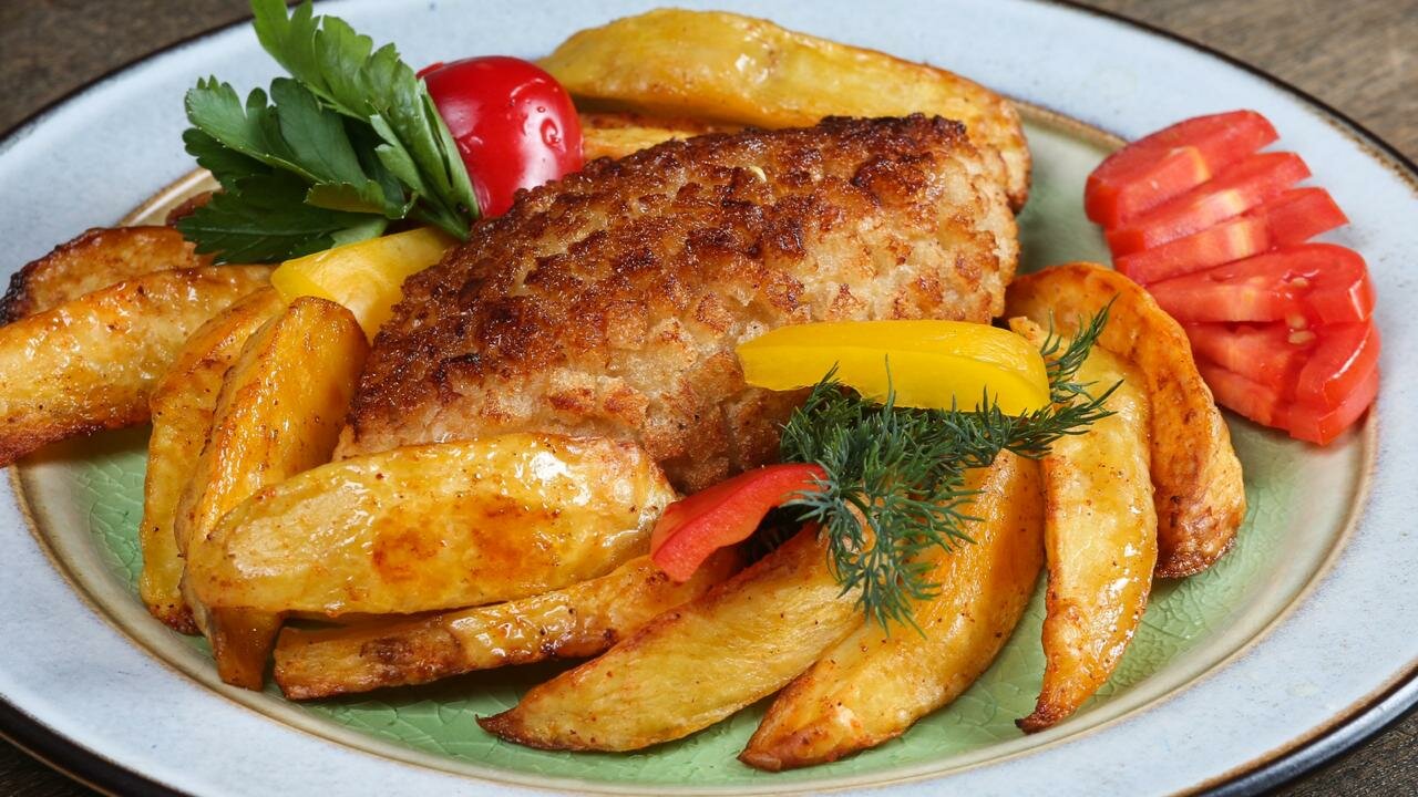 блюда с гарниром, мясные блюда, еда, филе куры на гриле с картофельными розочками, жареная курица с картошкой фри