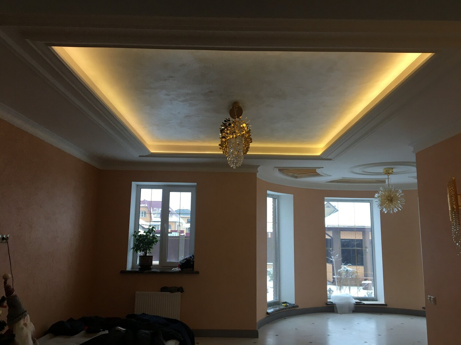 потолок, натяжной потолок с уровнем, потолок из гипсокартона для гостиной с софитами и лентами, потолок из гипсокартона квадратный, потолки из гипсокартона для зала прямоугольной формы