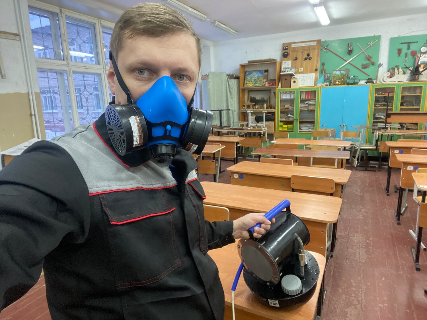 люди, школа, противогаз, сотрудник, пацан
