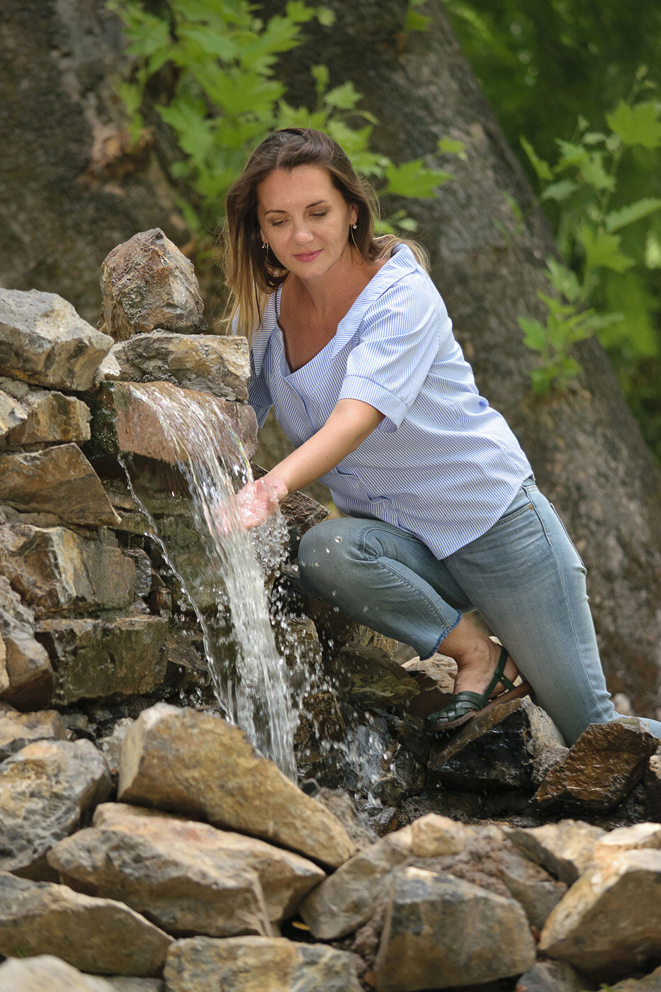 человек, люди, человек пьет воду из родника, водопад, природа