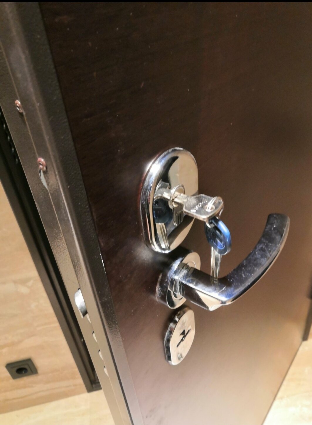 Сложности ремонта и замены замков в дверях с системой 