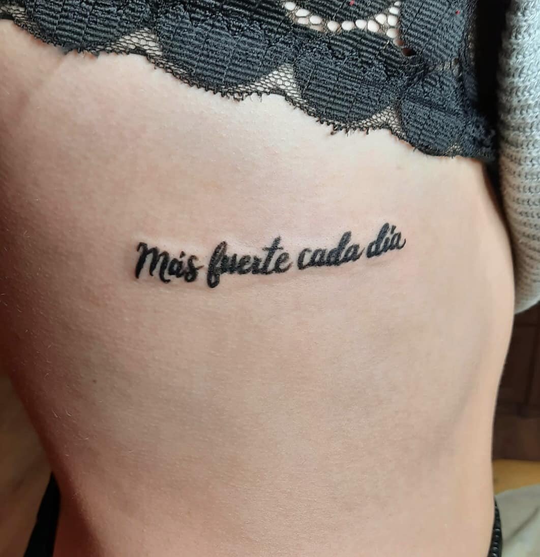 татуировка, tattoo, тату надпись на боку, татуировка надпись на ребрах, иероглифы на ребре тату