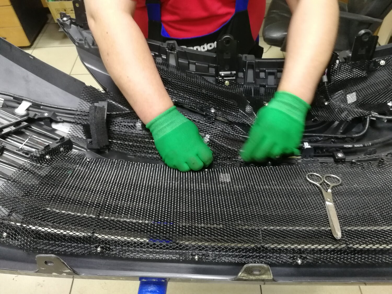 пластиковая сетка для защиты радиатора optima jf, защитная сетка, установка сетки в автомобиль, защитная сетка радиатора, установка сетки в бампер