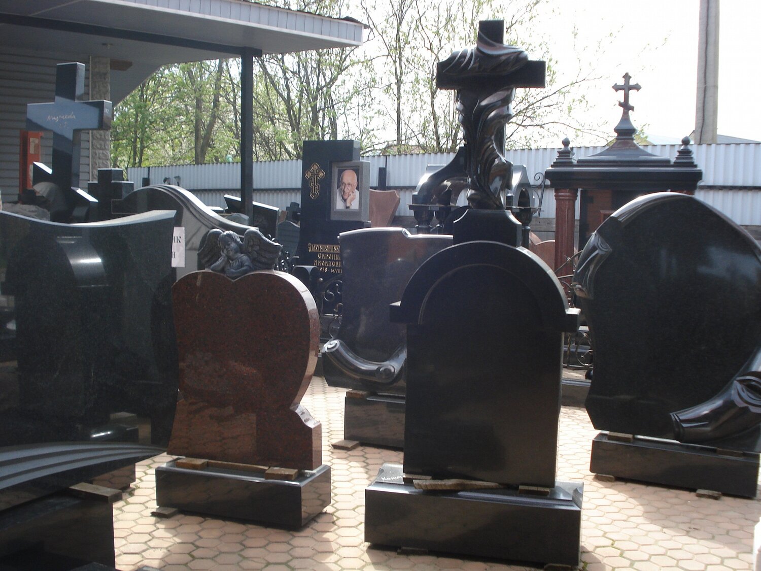 Изготовление памятников и надгробий в Ишиме: 98 граверов