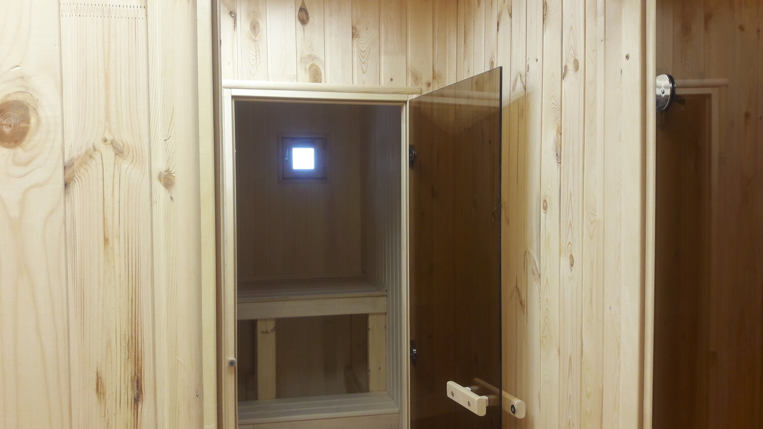 отделка двери в бане, каркасная баня сибиряк, баня бруса 2х3 внутри, щитовая дверь в баню, каркасная дачная баня внутри
