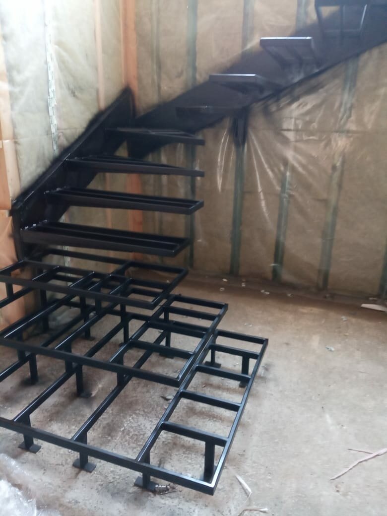 каркас лестницы, каркас лестницы из металла с площадкой, сварная лестница, каркас лестницы из металла, каркас лестницы из профильной трубы