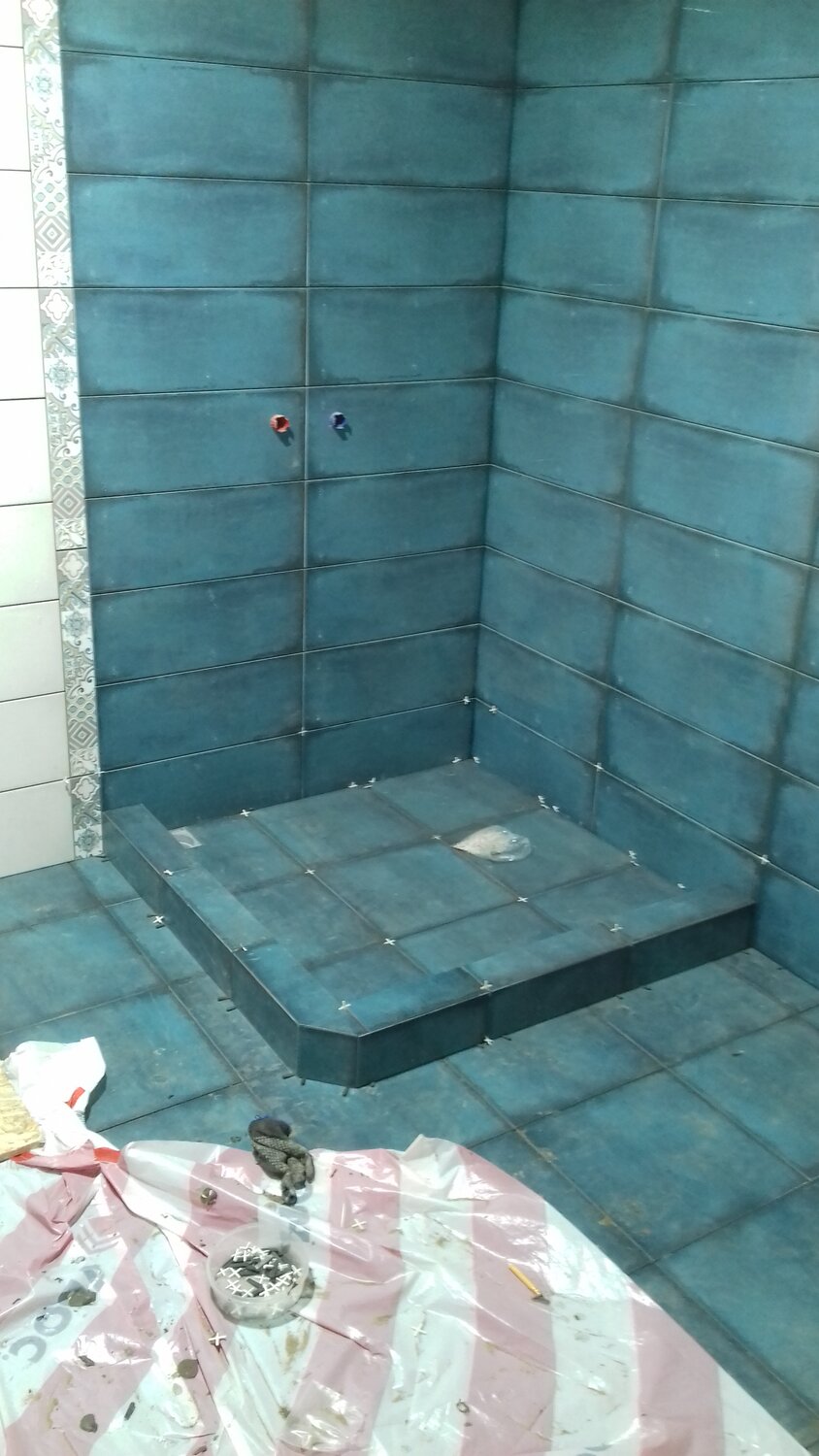 выложить поддон для душевой кабины из плитки, самодельные душевые, кладка плитки, укладка плитки, керамогранит в душевой в рамке