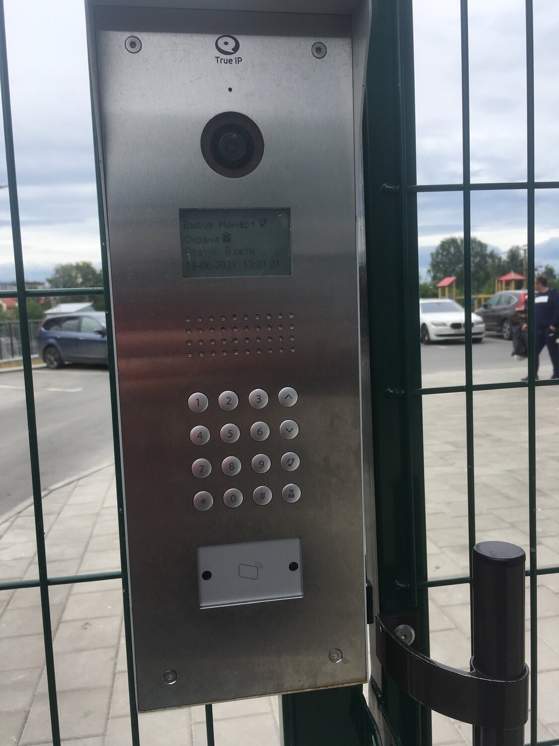 домофоны, панель домофона на подъезде, современные домофоны в подъездах, домофонные системы, домофонная дверь