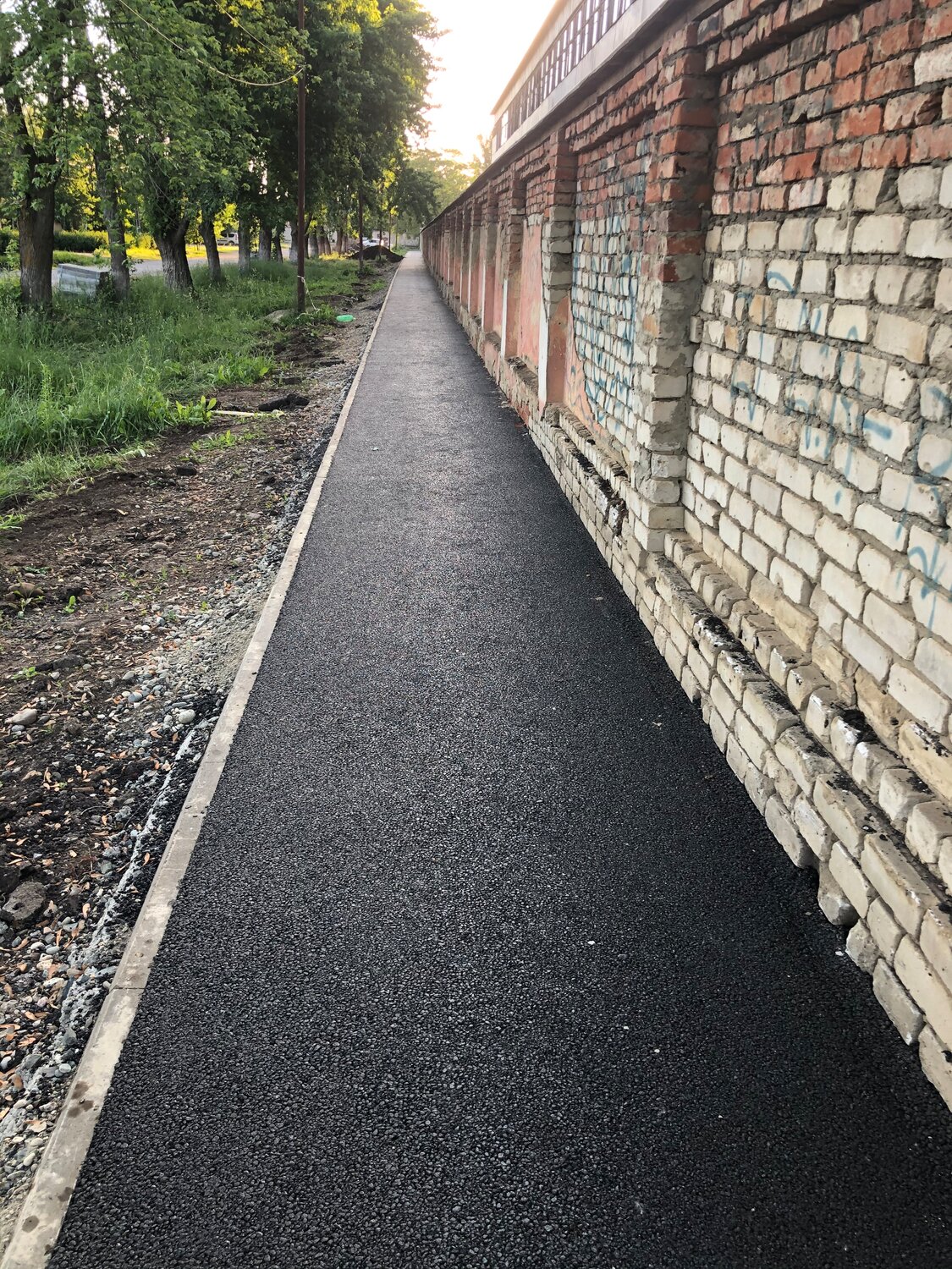 асфальтирование, асфальтирование дорог, асфальт, тротуар в поселке, парковка из асфальтовой крошки