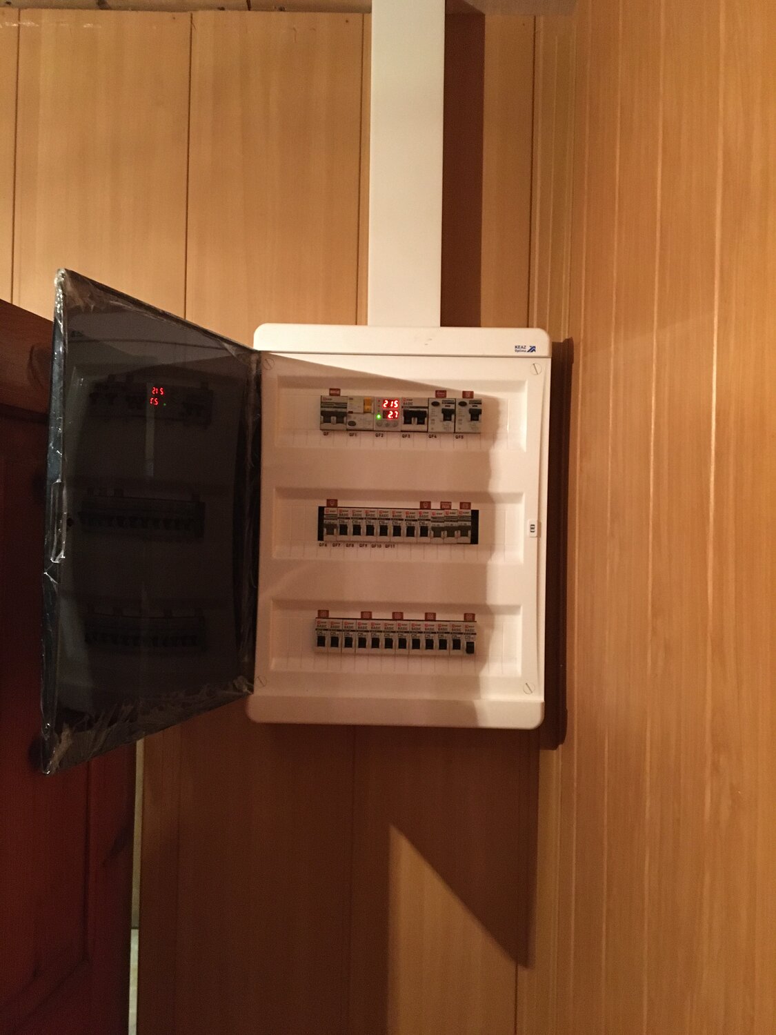 электрический щиток, электрощиток в деревянном доме, щиток в загородном доме, электрический щит в квартире, электрический щит