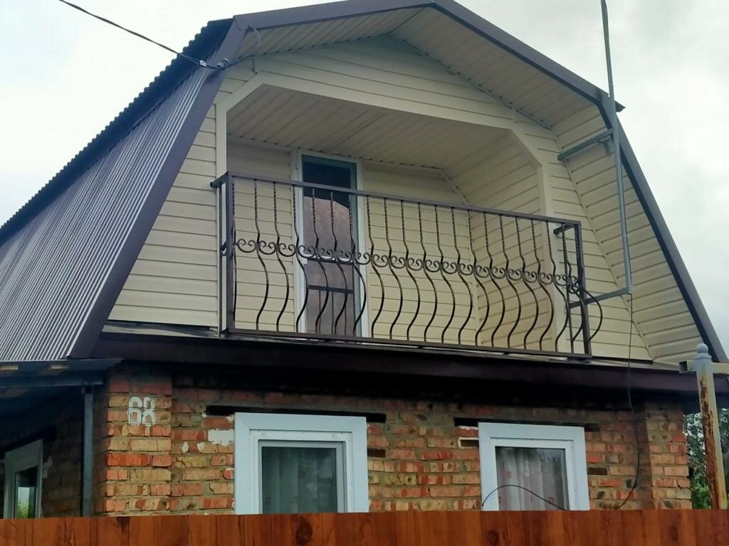 выносной балкон в частном доме, фронтон с балконом, фронтон крыши с балконом, современный кованый балкон на мансарду, виниловый сайдинг фронтон