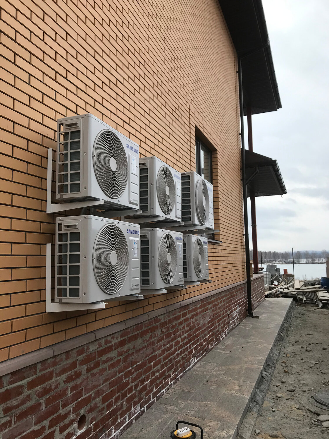 кондиционер, внешний блок сплит системы денко, наружный блок daikin rr100bw, монтаж промышленных кондиционеров, наружные блоки кондиционеров на кровле